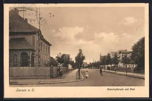 AK Lenzen a. E., Bahnhofstrasse mit Post