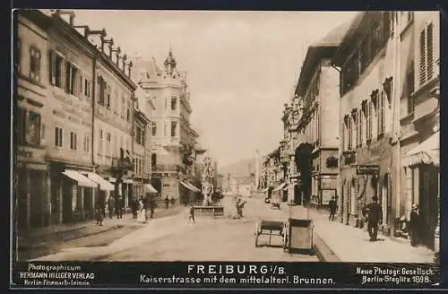 Foto-AK NPG Nr. 262: Freiburg i. B., Kaiserstrasse mit dem mittelalterl. Brunnen