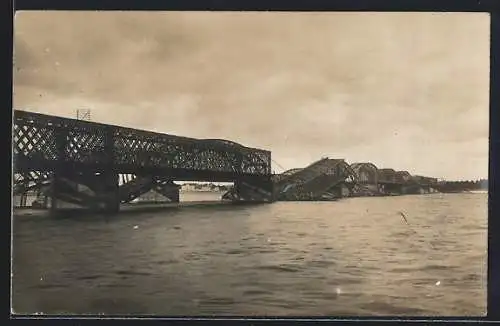 Foto-AK Riga, Zerstörte Eisenbahnbrücke