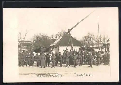 Foto-AK Drozdnie, Durchmarsch der 107er der 12. Komp. mit Leutnant Zschoke