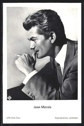 AK Schauspieler Jean Marais, Seitenportrait mit Anzug und Zigarette