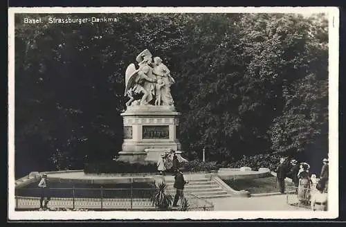 AK Basel, Strassburger Denkmal mit Besuchern