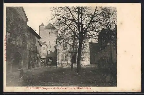 AK Villeneuve /Aveyron, Le Donjon et Place de l`Hôtel de-Ville