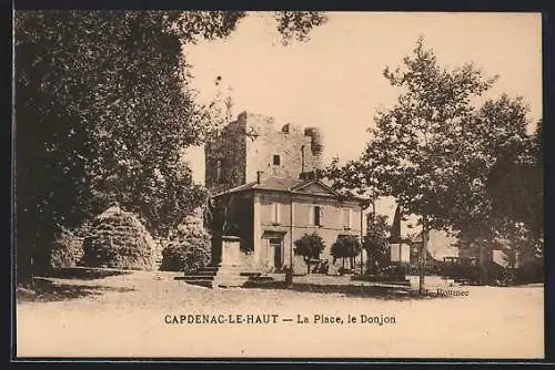 AK Capdenac-le-Haut, La Place et le Donjon