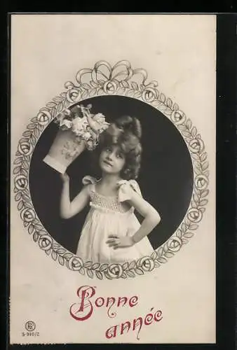 Foto-AK RPH Nr. 990 /2: Junges Mädchen mit einem Blumenkübel, Neujahrskarte