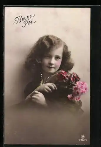 Foto-AK RPH Nr. 3053 /6: Junges Mädchen mit einem Strauss Blumen