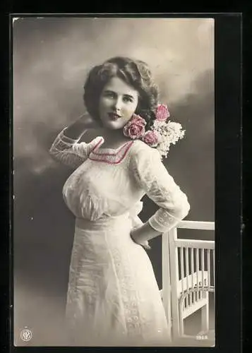 Foto-AK NPG Nr. 1968: Junge Frau im weissen Kleid mit Blumen im Nacken