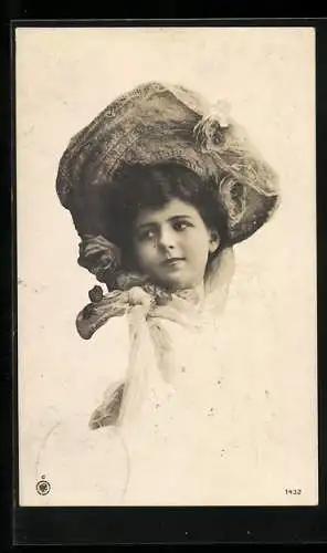 Foto-AK NPG NR: 1432, Hübsche Frau mit Hut