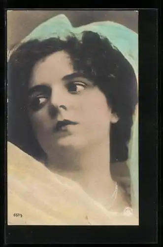 Foto-AK NPG Nr. 657 /9: Nahaufnahme einer jungen Frau mit lockigem Haar