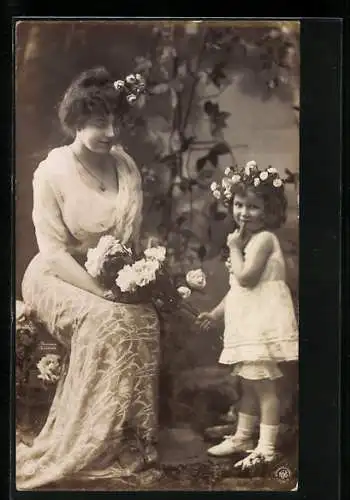 Foto-AK NPG Nr. 2003 /2: Mutter im langen Kleid mit ihrer Tochter und Rosen