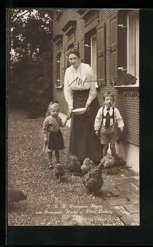 AK Prinzessin Franz von Bayern mit Prinz Ludwig und Prinzessin Maria beim Hühner füttern