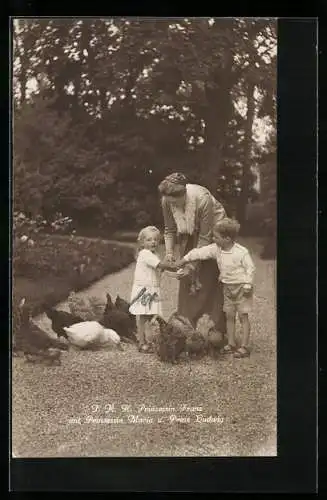 AK Prinzessin Franz und Prinzessin Maria mit Prinz Ludwig von Bayern bei der Hühnerfütterung