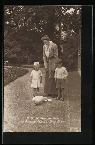 AK Prinzessin Franz von Bayern, Prinzessin Maria und Prinz Ludwig füttern eine Ente