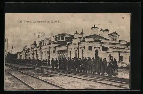 AK Omsk, Fahrgäste auf dem Bahnsteig