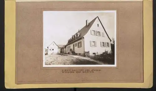 Fotoalbum mit 5 Fotografien, Ansicht Mörsbach, Volksschule Mörsbach 1951-1952, Grundriss, Flur mit Trinkbrunnen, Giebel