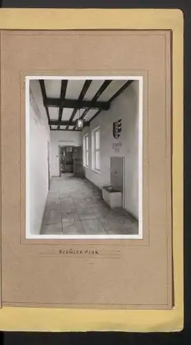 Fotoalbum mit 5 Fotografien, Ansicht Mörsbach, Volksschule Mörsbach 1951-1952, Grundriss, Flur mit Trinkbrunnen, Giebel