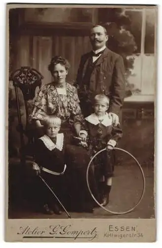 Fotografie L. Gompertz, Essen, Kettwigerstr. 34, Familie mit zwei kleinen Kindern und Spielzeugreifen