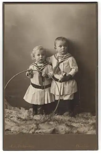 Fotografie Rud. Lichtenberg, Osnabrück, Möserstrasse 24, Zwei Kinder in Matrosenanzügen mit Reifen und Ball