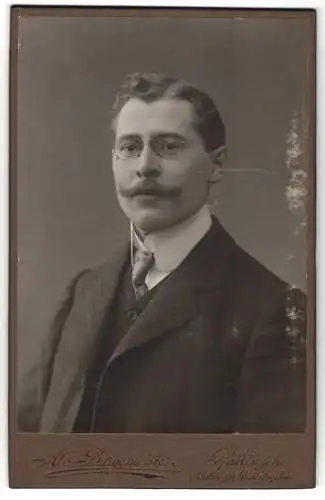 Fotografie Alb. Burgemeister, Pfullingen, Porträt eines eleganten Herrn mit Brille und Schnurrbart