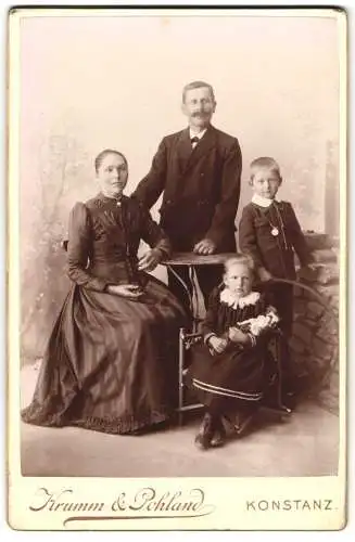 Fotografie Krumm & Pohland, Konstanz, Hüetlinstrasse 29, Porträt einer Familie mit zwei Kindern.