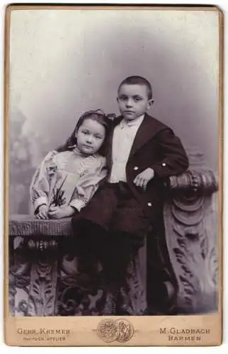 Fotografie Gebr. Kremer, Barmen, Heckinghauserstr. 25, Zwei Kinder posieren an dekorativer Balustrade