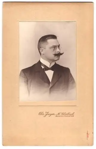 Fotografie Chr. Jaeger, M. Gladbach, Bismarckstr. 54, Porträt eines Herrn mit Brille und Schnurrbart