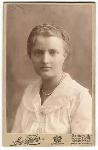 Fotografie Max Fischer, Berlin, Invaliden Str. 164, Portrait einer jungen Frau in weisser Bluse