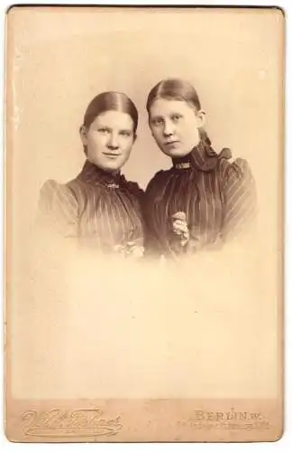 Fotografie Wilh. Fechner, Berlin, Potsdamer Strasse 134a, Zwei junge Frauen in gestreiften Kleidern