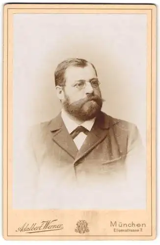 Fotografie Adalbert Werner, München, Elisenstrasse 7, Portrait eines Mannes mit Brille und vollem Bart