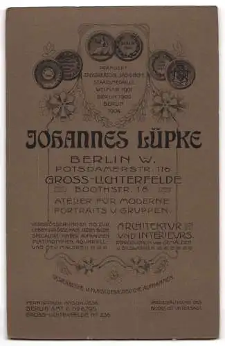 Fotografie Johannes Lüpke, Berlin, Potsdamerstrasse 116, Elegantes Paar in modischer Kleidung