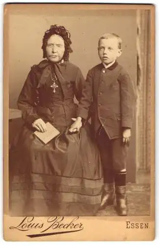 Fotografie Louis Becker, Essen, Fleischmarkt, Ältere Dame und junger Junge in traditioneller Kleidung.