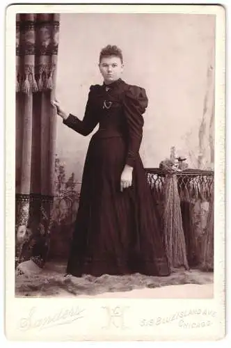 Fotografie Sanders, Chicago, 519 Blue Island Ave, Junge Frau in elegantem Kleid