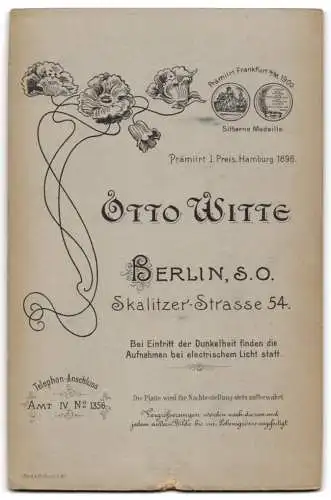 Fotografie Otto Witte, Berlin, Skalitzer Strasse 54, Eleganter junger Mann im Anzug