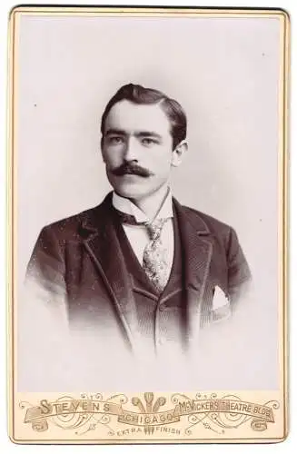 Fotografie Stevens & Son Co, Chicago, McVicker`s Theatre Bldg, Porträt eines eleganten Herren mit Schnurrbart