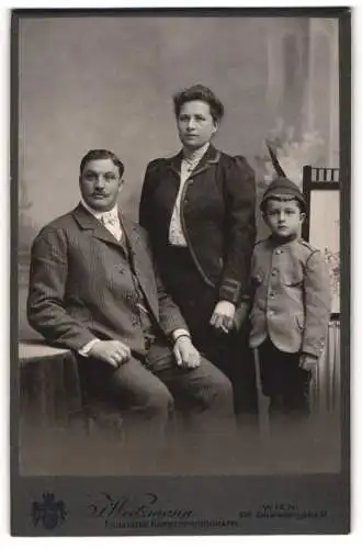 Fotografie H. Weitzmann, Wien, Calvarienberggasse 37, Familie mit einem kleinen Jungen in traditioneller Kleidung.