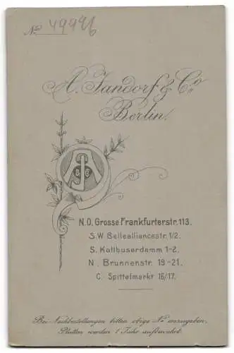 Fotografie A. Jandorf & Co., Berlin, Grosse Frankfurterstr. 113, Drei Kinder mit Blumen und Puppe