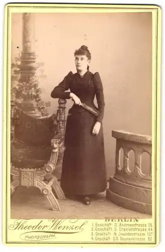 Fotografie Theodor Wenzel, Berlin, Andreasstrasse 28, Junge Frau in dunklem Kleid mit Fächer