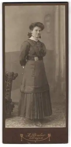 Fotografie A. Binder, Ebingen, Porträt einer Dame im eleganten Kleid.