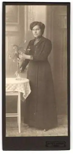 Fotografie Alfred Kugler, Ebingen, Junge Frau mit Blumenvase.