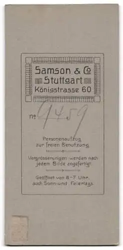 Fotografie Samson & Co., Stuttgart, Königstrasse 60, Portrait eines eleganten Mannes mit Buch.