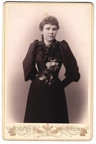 Fotografie Stevens, Chicago, McVicker`s Theatre Bldg, Porträt einer Frau mit Blumenschmuck