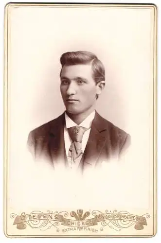 Fotografie Stevens, Chicago, McVicker`s Theatre Building, Portrait eines jungen Mannes in Anzug und Krawatte.