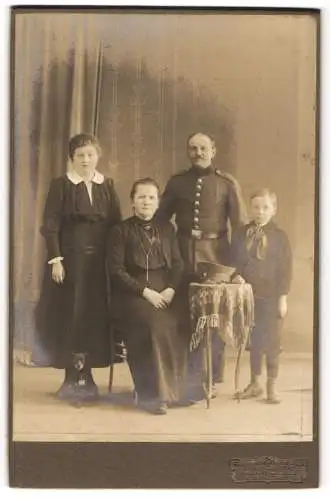 Fotografie Julius Gruscke, Neugersdorf i. S., Familienporträt mit Soldat und Hund