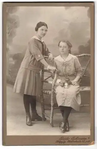 Fotografie Guido Schwarze, Leipzig, Riebeckstr. 13, Zwei junge Frauen auf einer rustikalen Bank.