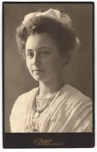 Fotografie C. Berger, Potschappel, Aldersstrasse 1, Portrait einer jungen Frau mit elegantem Kopfschmuck