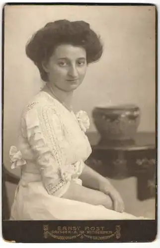 Fotografie Ernst Rost, Dresden, Wettinerstr. 15, Junge Frau in weisser Kleidung auf einem Stuhl.