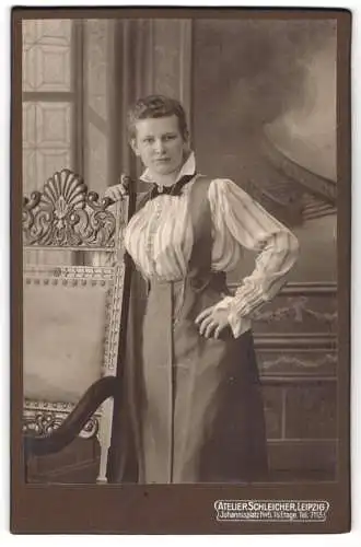 Fotografie Atelier Schleicher, Leipzig, Johannisplatz No.5, Junge Frau in eleganter Kleidung