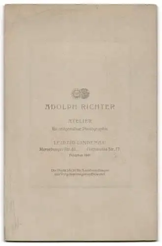 Fotografie Adolph Richter, Leipzig-Lindenau, Merseburger Str. 61, Dame in elegantem weissen Kleid auf Stuhl sitzend.