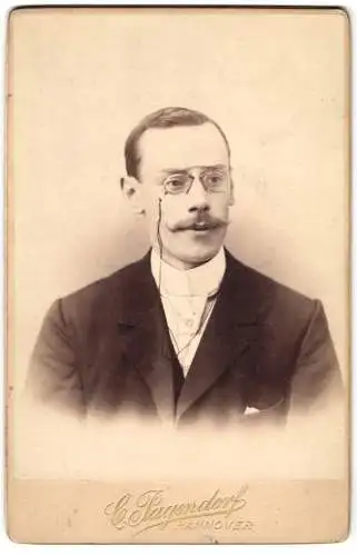 Fotografie C. Pagendorf, Hannover, Georgstr 17, Portrait eines Mannes mit Zwicker