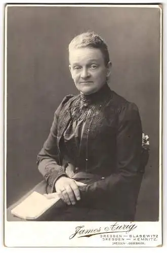 Fotografie James Aurig, Dresden, Hain-Strasse 14, Portrait einer älteren Dame mit Buch.